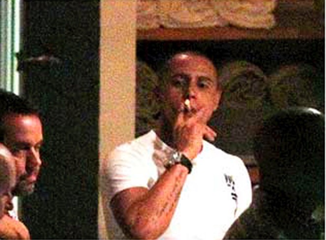 Hâu vệ huyền thoại Roberto Carlos ngậm điếu xì gà.